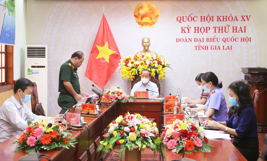 hó Bí thư Thường trực Tỉnh ủy, Trưởng đoàn đại biểu Quốc hội tỉnh Châu Ngọc Tuấn chủ trì thảo luận tổ tại điểm cầu Gia Lai. Ảnh: Quang Tấn