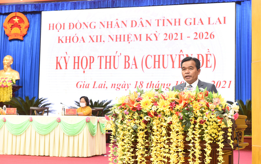 Đồng chí Hồ Văn Niên-Ủy viên Ban Chấp hành Trung ương Đảng, Bí thư Tỉnh ủy, Chủ tịch HĐND tỉnh phát biểu tại kỳ họp. Ảnh: Đức Thụy