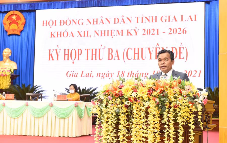 Đồng chí Hồ Văn Niên-Ủy viên Ban Chấp hành Trung ương Đảng, Bí thư Tỉnh ủy, Chủ tịch HĐND tỉnh phát biểu tại kỳ họp. Ảnh: Đức Thụy