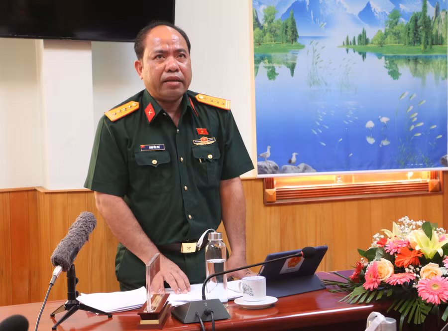 Đại biểu Đinh Văn Thê-Đại tá, Phó Chỉ huy trưởng Bộ Chỉ huy Quân sự tỉnh tham gia góp ý về công tác phòng-chống dịch Covid-19 và phát triển kinh tế-xã hội. Ảnh: Quang Tấn