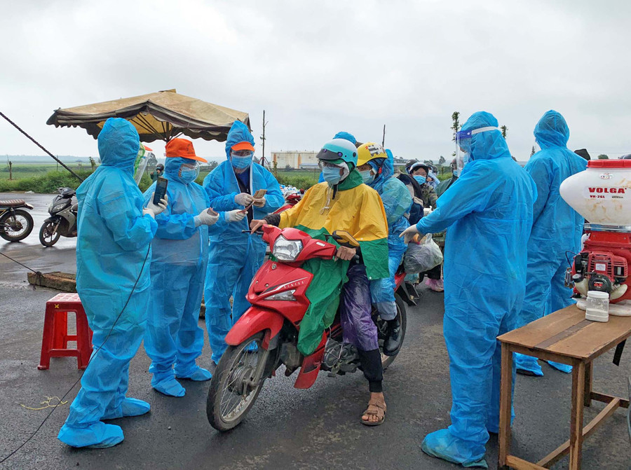Các thành viên Hội Tình thương Pleiku phát quà và tiền cho người dân tại điểm dừng nghỉ phía trước Khu Công nghiệp Nam Pleiku. Ảnh: Anh Huy