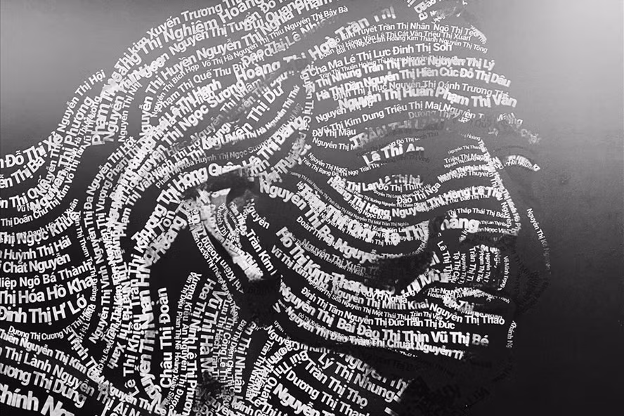 Bức tranh mẹ Việt Nam anh hùng Nguyễn Thị Thứ được vẽ từ tên của 500 nữ chiến sĩ yêu nước, cách mạng anh hùng.