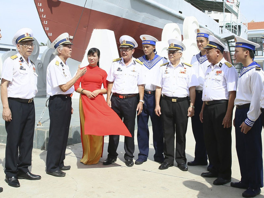  Cựu chiến binh tàu không số nói chuyện truyền thống với tuổi trẻ Quân chủng Hải quân tại Bảo tàng Hải quân, tháng 4-2021. Ảnh: Vũ Hưởng