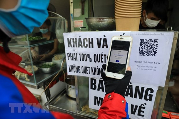 Quét mã QR-code khai báo y tế dù đến bất cứ địa điểm nào là rất cần thiết trong công tác truy vết về sau. (Ảnh: Tuấn Anh/TTXVN) Quét mã QR-code khai báo y tế dù đến bất cứ địa điểm nào là rất cần thiết trong công tác truy vết về sau. (Ảnh: Tuấn Anh/TTXVN)
