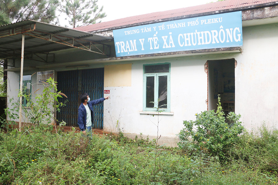 Trạm Y tế xã Chư Hdrông (cũ) bị bỏ hoang, cỏ mọc um tùm. Ảnh: Quang Tấn Trạm Y tế xã Chư Hdrông cũ bị bỏ hoang, cỏ mọc um tùm. Ảnh: Quang Tấn