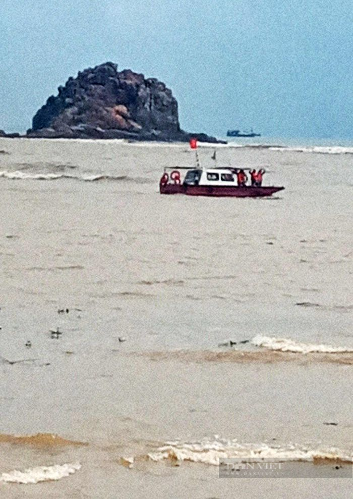 Tàu của Đồn Biên phòng Tam Quan Nam đang nỗ lực tìm kiếm tung tích các ngư dân. Ảnh: Tr.H. Tàu của Đồn Biên phòng Tam Quan Nam đang nỗ lực tìm kiếm tung tích các ngư dân. Ảnh: Tr.H.