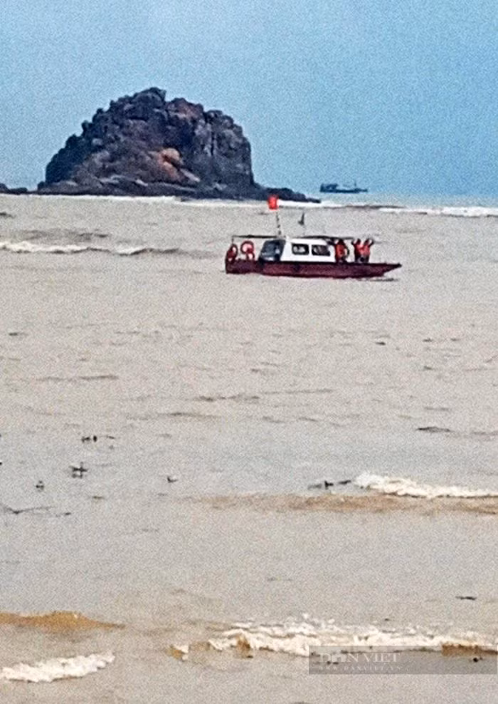 Tàu của Đồn Biên phòng Tam Quan Nam đang nỗ lực tìm kiếm tung tích các ngư dân. Ảnh: Tr.H. Tàu của Đồn Biên phòng Tam Quan Nam đang nỗ lực tìm kiếm tung tích các ngư dân. Ảnh: Tr.H.