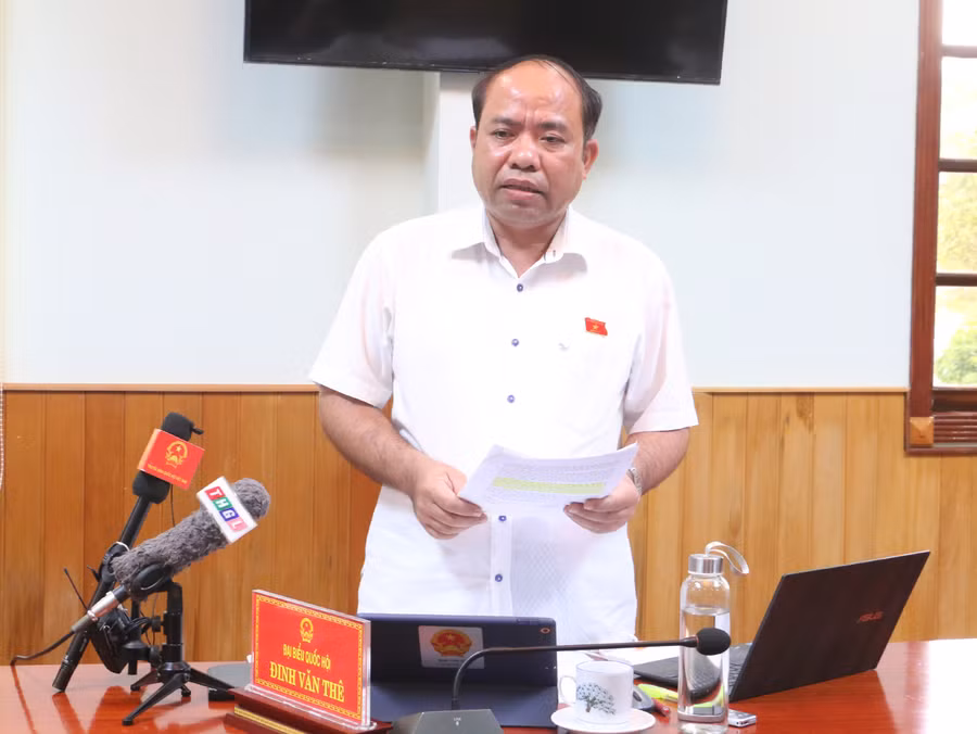  Đại biểu Đinh Văn Thê-Đại tá, Phó Chỉ huy trưởng Bộ Chỉ huy Quân sự tỉnh Gia Lai tham gia thảo luận tổ. Ảnh: Quang Tấn