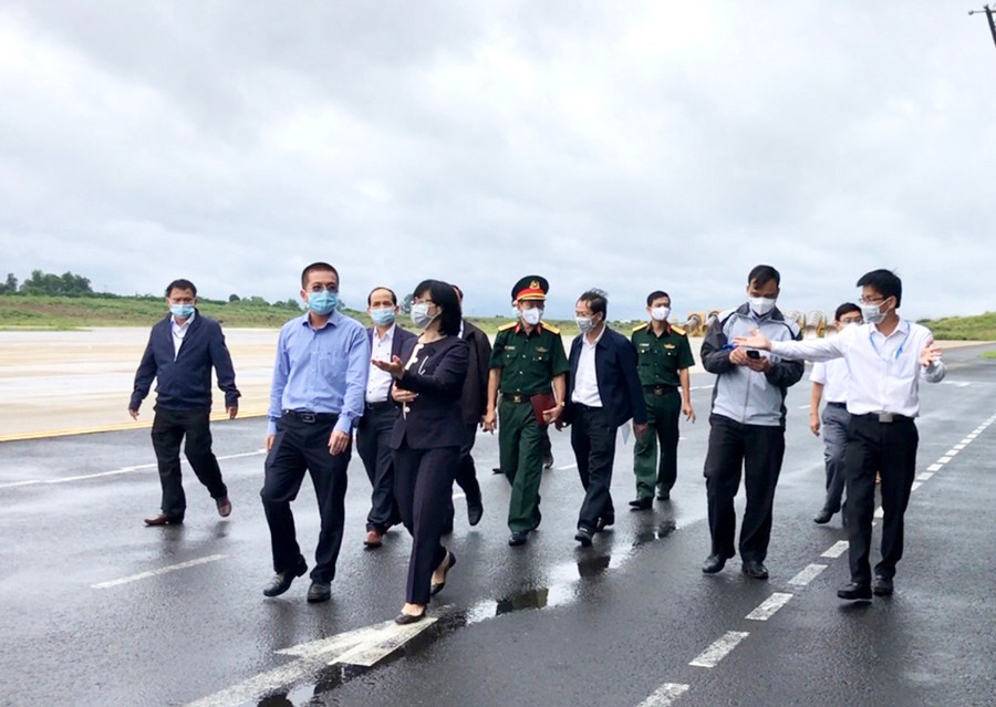 Ban Chỉ đạo phòng-chống Covid-19 của tỉnh kiểm tra công tác chuẩn bị để tiếp đón công dân từ TP. Hồ Chí Minh, Bình Dương... về quê hồi cuối tháng 7-2021. Ảnh: Lê Hòa