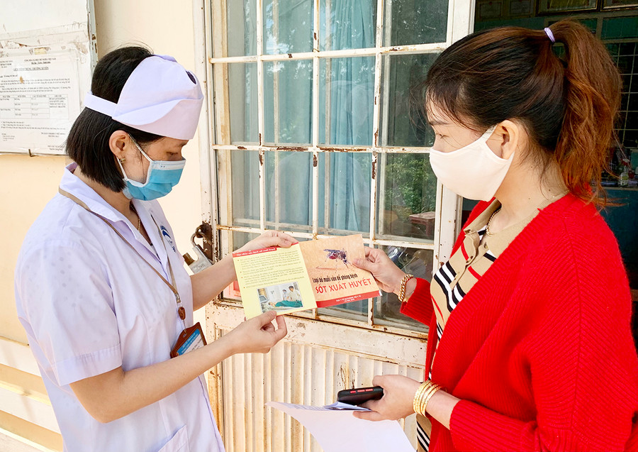Nhân viên y tế phường Phù Đổng (TP. Pleiku) tuyên truyền người dân phòng-chống SXH. Ảnh: Như Ý Nhân viên y tế phường Phù Đổng (TP. Pleiku) tuyên truyền người dân phòng-chống SXH. Ảnh: Như Ý