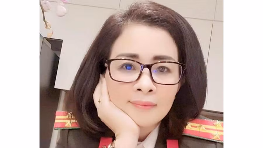 Lan đăng lên Facebook cá nhân ảnh mặc cảnh phục, đeo hàm đại tá công an. Ảnh: Công an cung cấp