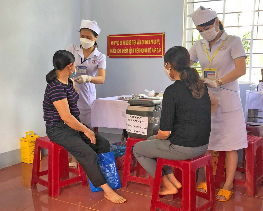 Nhân viên Trung tâm Y tế Cao su Chư Prông tiêm vắc xin phòng Covid-19 cho người lao động của Công ty. Ảnh: Hạ Vy Nhân viên Trung tâm Y tế Cao su Chư Prông tiêm vắc xin phòng Covid-19 cho người lao động của Công ty. Ảnh: Hạ Vy