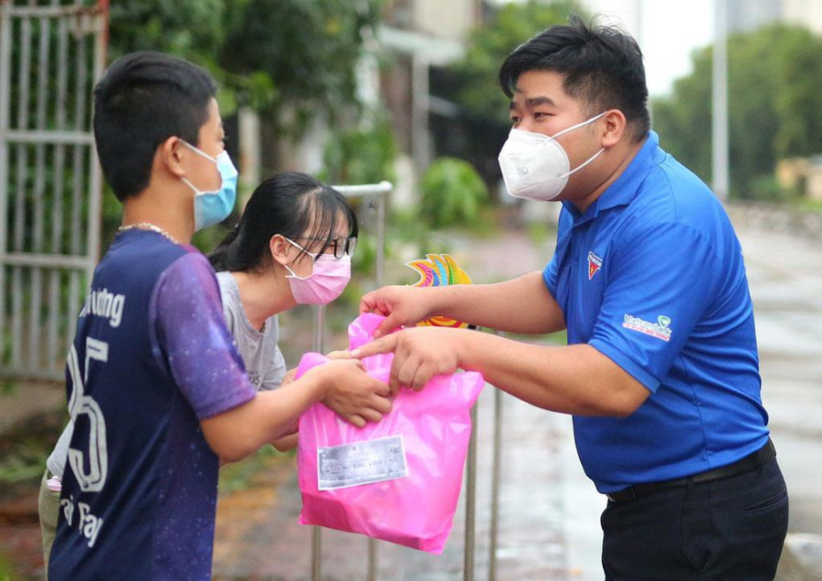 Anh Nguyễn Thành Lâm tham gia các hoạt động hỗ trợ thanh niên và người dân