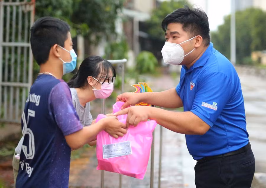 Anh Nguyễn Thành Lâm tham gia các hoạt động hỗ trợ thanh niên và người dân