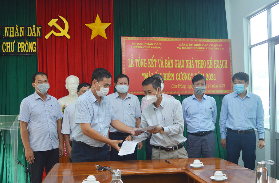 Lãnh đạo Đảng ủy Khối các Cơ quan và Doanh nghiệp tỉnh và UBND huyện Chư Prông ký kết bàn giao chương trình "Mái ấm biên cương". Ảnh: Anh Huy Lãnh đạo Đảng ủy Khối và UBND huyện ký kết bàn giao mái ấm biên cương. Ảnh: Anh Huy