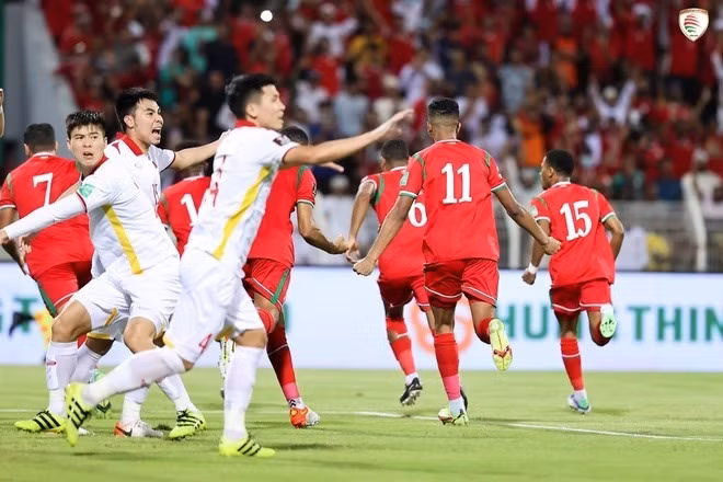 Duy Mạnh và các đồng đội gặp khó vì các khán đài 