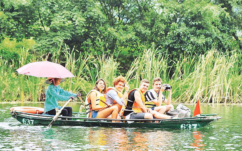 Du khách quốc tế tham quan Khu du lịch Tràng An, Ninh Bình thời điểm chưa có dịch. Ảnh: MINH ĐỨC