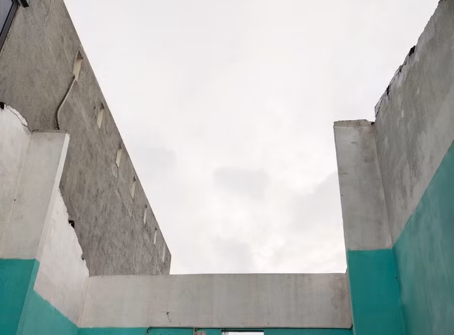  Lốc xoáy cuốn bay mái nhà của hàng chục hộ dân ở huyện Bình Sơn.