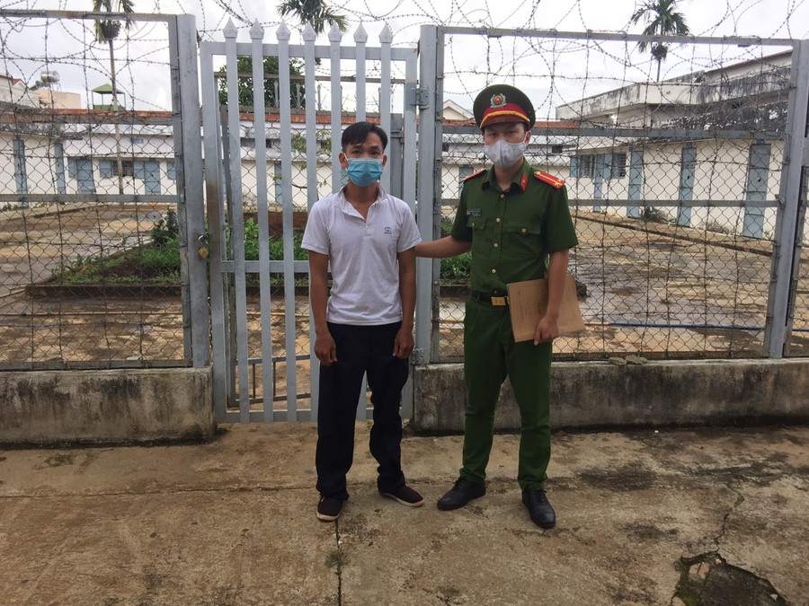 Công an huyện Đắk Mil bắt giữ Lê Quang Nhã. Ảnh: CACC