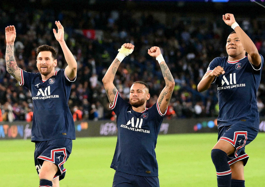 Messi (trái) sẵn sàng bầu cho 2 đồng đội Neymar (giữa) và Mbappe đoạt Quả bóng vàng 2021. Ảnh: AFP Messi (trái) sẵn sàng bầu cho 2 đồng đội Neymar (giữa) và Mbappe đoạt Quả bóng vàng 2021. Ảnh: AFP