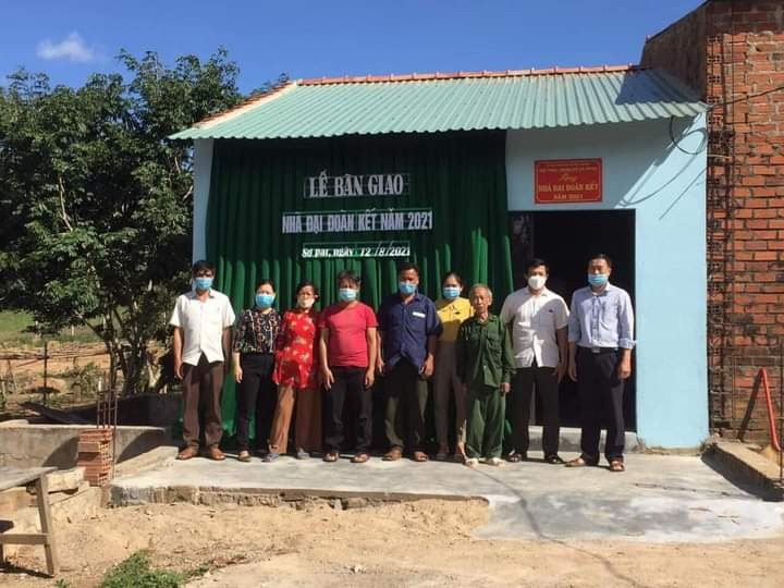 Bàn giao “Nhà đại đoàn kết” cho hộ nghèo ở xã Sơ Pai từ nguồn Quỹ “Vì người nghèo” huyện Kbang năm 2020 hỗ trợ 25 triệu đồng. Ảnh: Minh Ngân