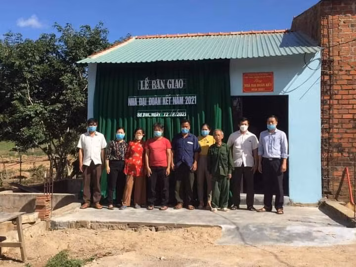 Bàn giao “Nhà đại đoàn kết” cho hộ nghèo ở xã Sơ Pai từ nguồn Quỹ “Vì người nghèo” huyện Kbang năm 2020 hỗ trợ 25 triệu đồng. Ảnh: Minh Ngân