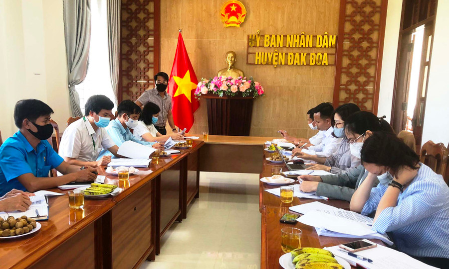 Đoàn kiểm tra của Sở LĐ-TB và XH làm việc tại huyện Đak Đoa. Ảnh: Phương Uyên Đoàn kiểm tra của Sở LĐ-TB và XH làm việc tại huyện Đak Đoa. Ảnh: Phương Uyên