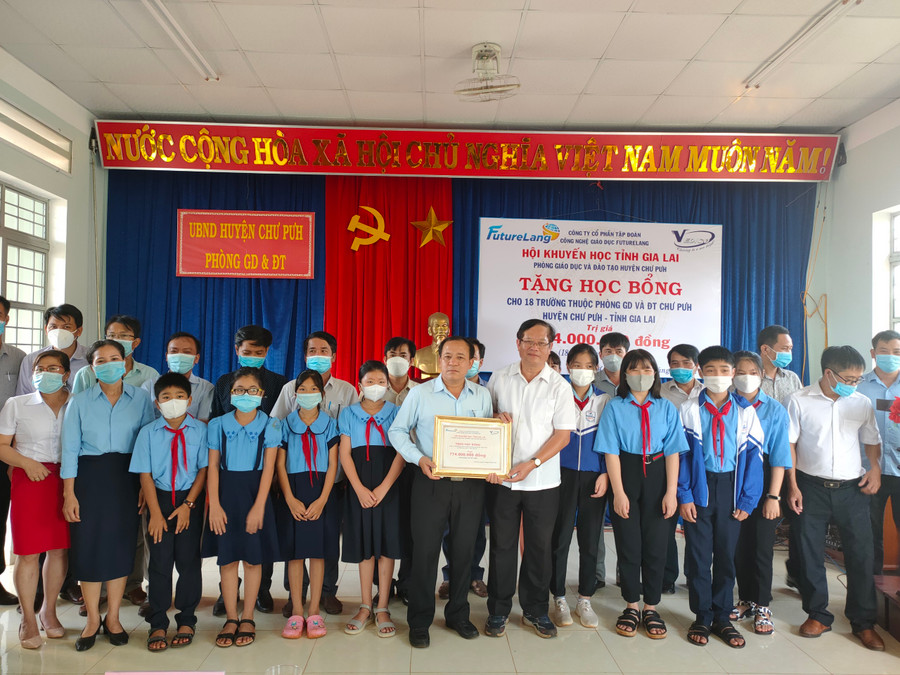 Ông Nguyễn Dũng, Ủy viên Ban Thường vụ Hội Khuyến học tỉnh trao học bổng khuyến học cho các em học sinh trên địa bàn huyện Chư Pưh