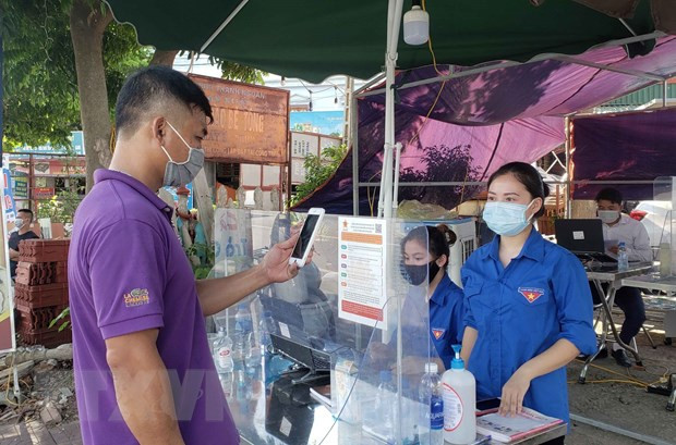 Người dân khai báo y tế bằng mã QR tại chốt kiểm soát dịch COVID -19. (Ảnh: Hoàng Hùng/TTXVN) Người dân khai báo y tế bằng mã QR tại chốt kiểm soát dịch COVID -19. (Ảnh: Hoàng Hùng/TTXVN)
