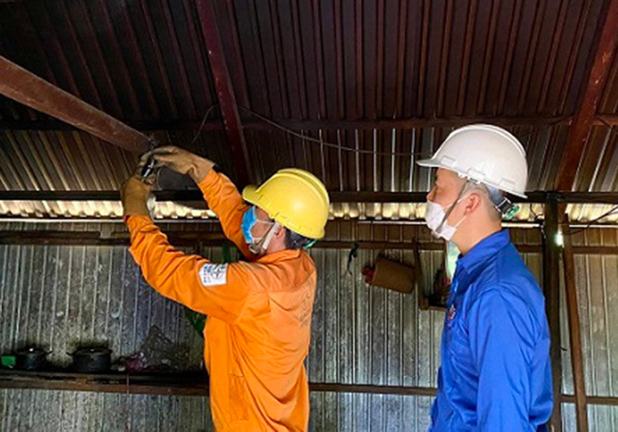 Dự án hoàn thiện lưới điện phân phối tỉnh góp phần nâng cao độ tin cậy cung cấp điện. Ảnh: Hà Duy Dự án hoàn thiện lưới điện phân phối tỉnh góp phần nâng cao độ tin cậy cung cấp điện. Ảnh: Hà Duy