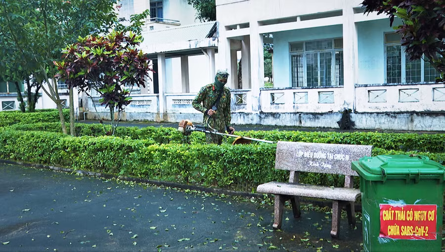 Cán bộ, chiến sĩ Bộ Chỉ huy Quân sự tỉnh chỉnh trang cảnh quan tại khu cách ly. Ảnh: Huy Bắc Cán bộ, chiến sĩ Bộ Chỉ huy Quân sự tỉnh chỉnh trang cảnh quang tại khu cách ly. Ảnh: Huy Bắc