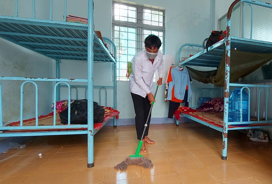 Nam sinh Siu Nhông dọn vệ sinh phòng ở khu ký túc xá. Ảnh: Thiên Di