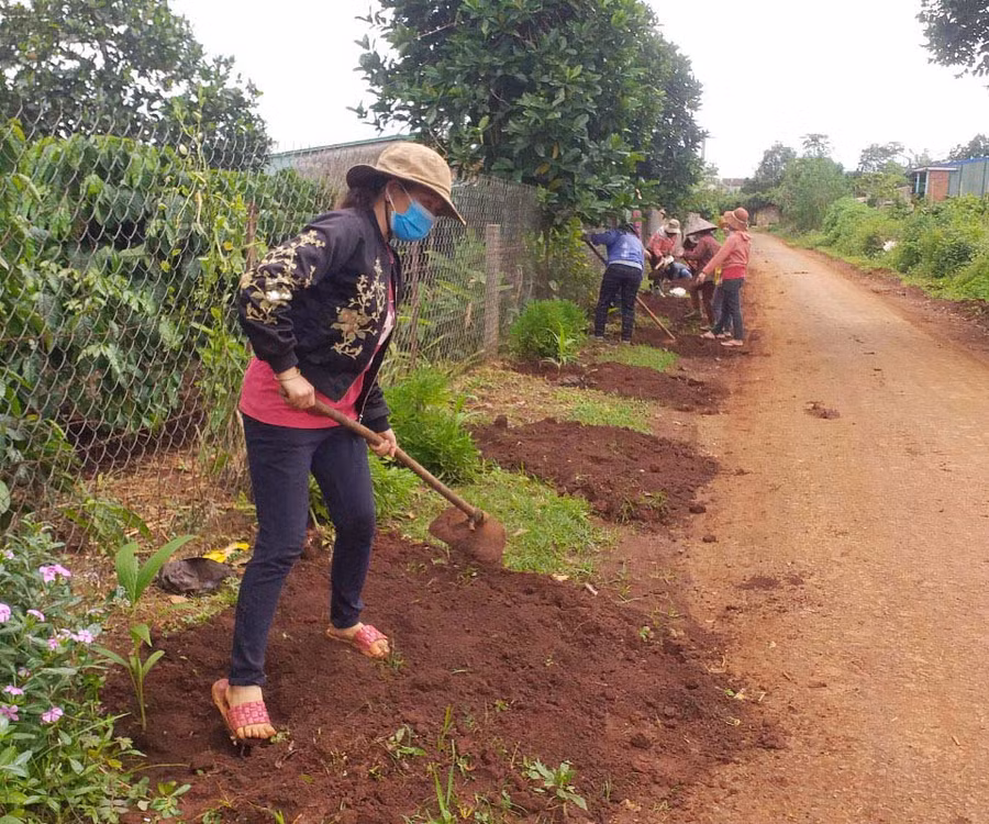 Phụ nữ làng Tiêng 2 (xã Tân Sơn, TP. Pleiku) trồng hoa và cây xanh trên các tuyến đường chính trong làng. Ảnh: Quang Tấn