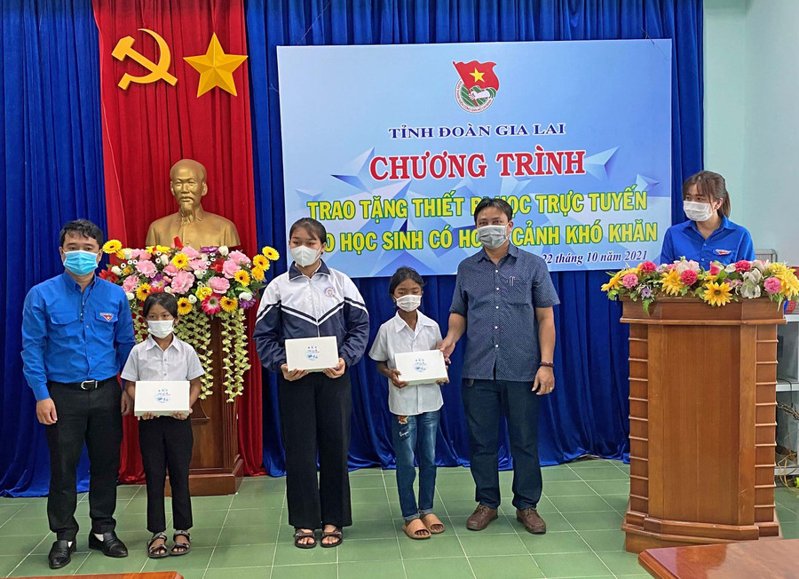 Trao máy tính bảng cho các em học sinh khó khăn tại thị xã Ayun Pa. Ảnh: Hà Đức Thành