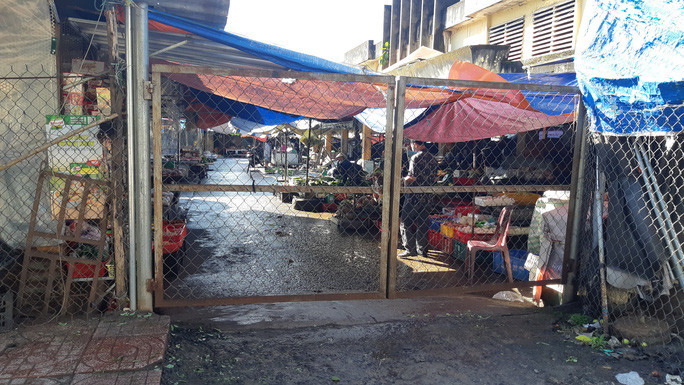 Một chủ sạp thịt lợn cho biết hôm nay bán chưa được 1 nửa số thịt nhập về