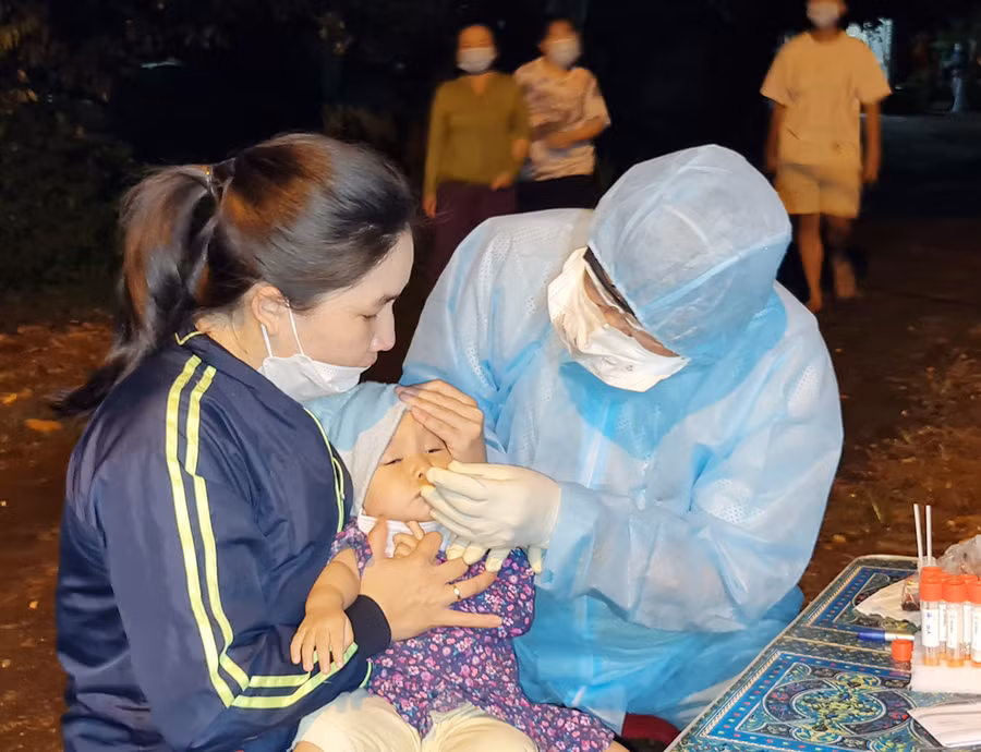  Nhân viên y tế lấy mẫu xet nghiệm cho người dân. Ảnh: Bá Bính