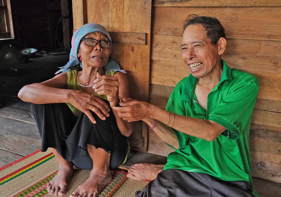 bài 2- Vợ chồng già làng Rơ Ô Blia chỉ có cặp vòng đồng là kỷ vật của tình yêu nhưng vẫn sống hạnh phúc suốt hơn nửa thế kỷ-ảnh H.N