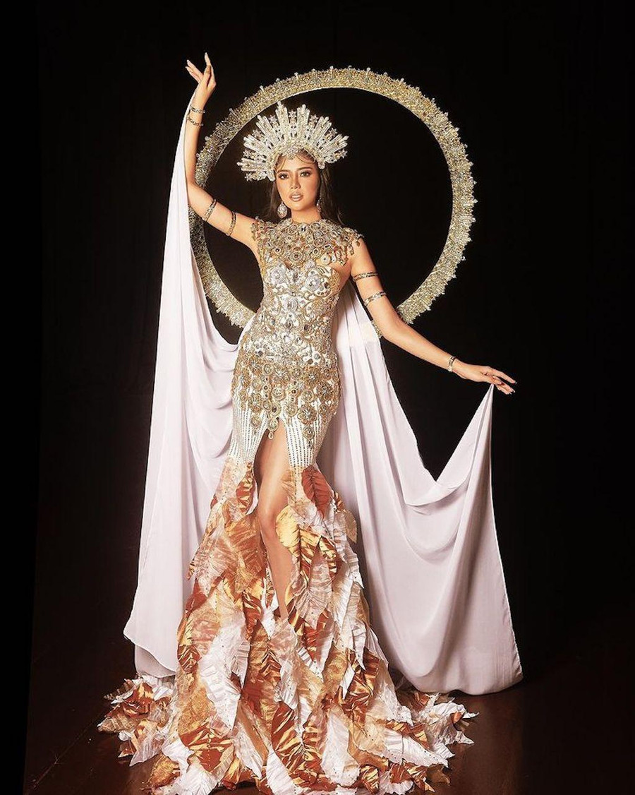 Bên cạnh đó, nàng hậu chinh phục ban giám khảo và khán giả cuộc thi bởi khả năng ứng xử thông minh, trôi chảy bằng tiếng Anh. Ảnh: Instagram NV