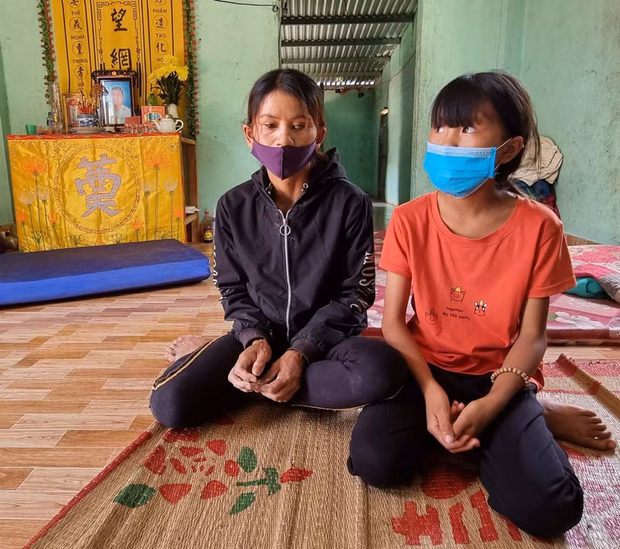 Chị Pheo và con gái. Ảnh: Hà Phương