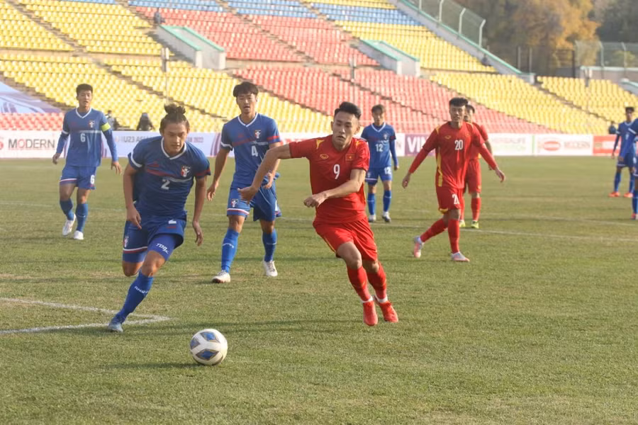 Xuân Tú (áo đỏ) chưa thành công trên mặt trận tấn công. Ảnh: AFC