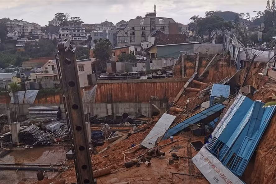 Nổ đường ống dẫn nước gây sạt lở nghiêm trọng ngay trung tâm TP Đà Lạt. Ảnh TC