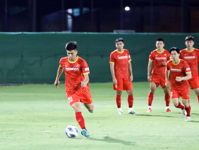 Công Phượng hay Văn Toàn là những nhân tố được người hâm mộ kì vọng sẽ thay Văn Đức đá chính khi đội tuyển Việt Nam làm khách của Oman vào ngày 12-10 tới Công Phượng hay Văn Toàn là những nhân tố được người hâm mộ kì vọng sẽ thay Văn Đức đá chính khi đội tuyển Việt Nam làm khách của Oman vào ngày 12-10 tới