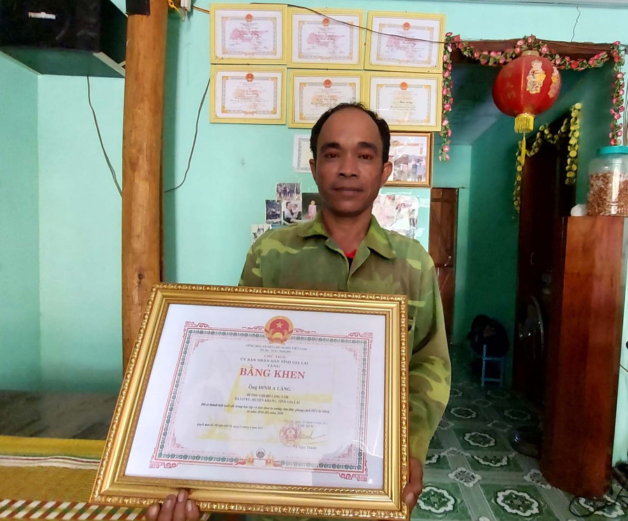 Anh Đinh A Lăng và bằng khen của Chủ tịch UBND tỉnh. Ảnh: Thiên Di