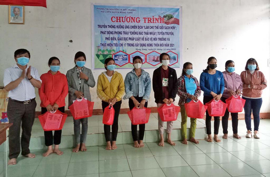 Phòng Tài nguyên và Môi trường huyện Mang Yang đã tặng 50 chiếc giỏ nhựa cho người dân của làng. Ảnh: Hồng Thương