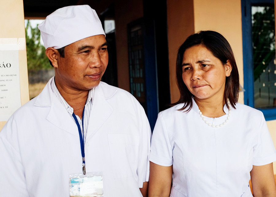 Chân dung vợ chồng bác sĩ Nay Blum-H'Nơn. Ảnh: Hoàng Ngọc Chân dung vợ chồng bác sĩ Blum-H'Nơn. Ảnh: Hoàng Ngọc