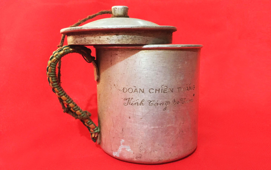 Chiếc ca nhôm của ông Nguyễn Hùng (Lê Tam). Ảnh: Nguyễn Anh Minh 