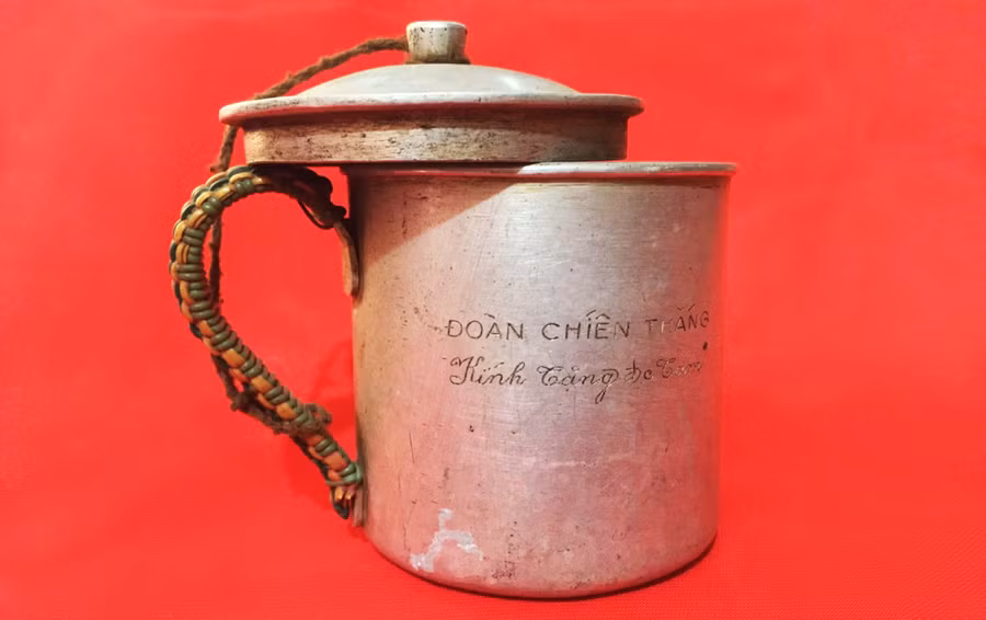 Chiếc ca nhôm của ông Nguyễn Hùng (Lê Tam). Ảnh: Nguyễn Anh Minh 