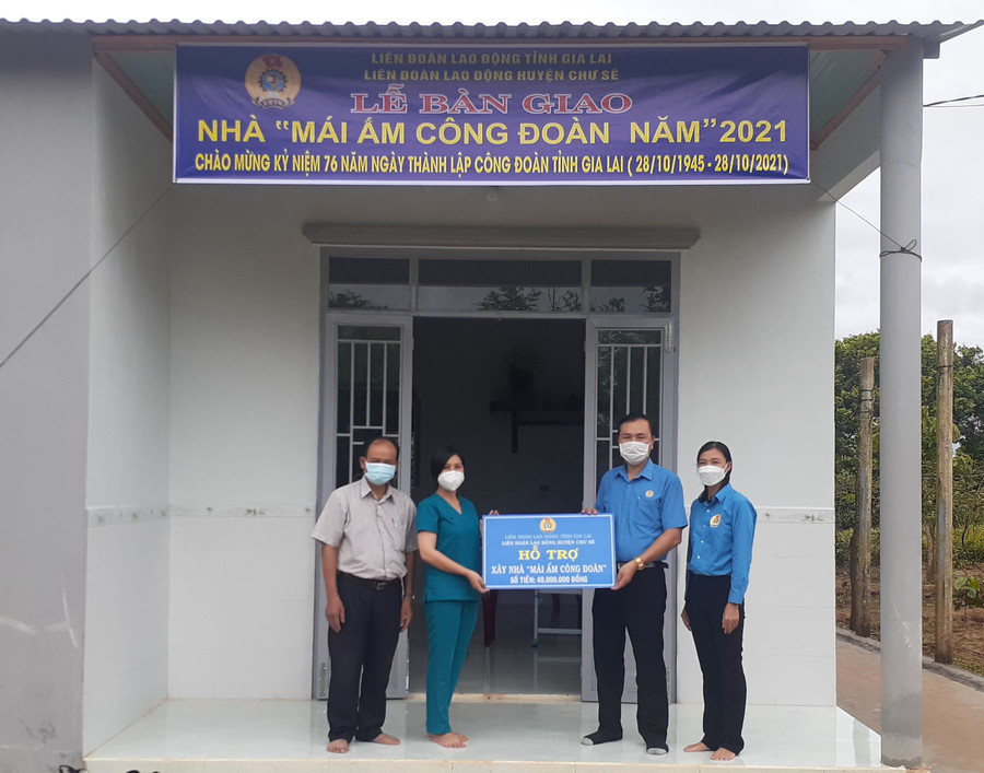 Lãnh đạo Liên đoàn Lao động huyện Chư Sê bàn giao nhà "Mái ấm công đoàn" cho chị Trịnh Thị Thu Hà. Ảnh: Hoàng Viên Lãnh đạo LĐLĐ huyện Chư Sê bàn giao nhà