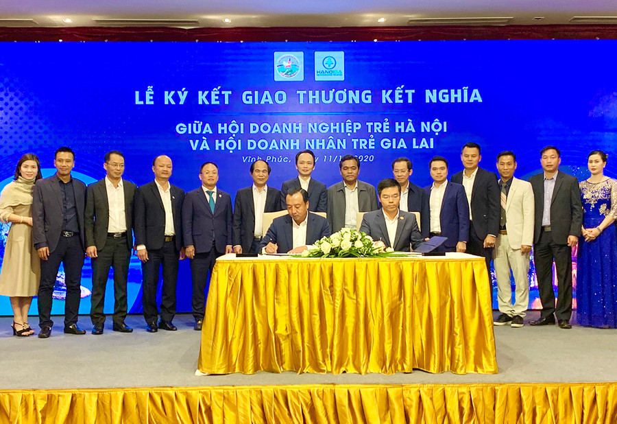 Ký kết giao thương kết nghĩa giữa Hội Doanh nhân trẻ tỉnh và Hội Doanh nghiệp trẻ Hà Nội tại chương trình tọa đàm kết nối đầu tư vào Gia Lai năm 2020 ở tỉnh Vĩnh Phúc. Ảnh: Kim Linh