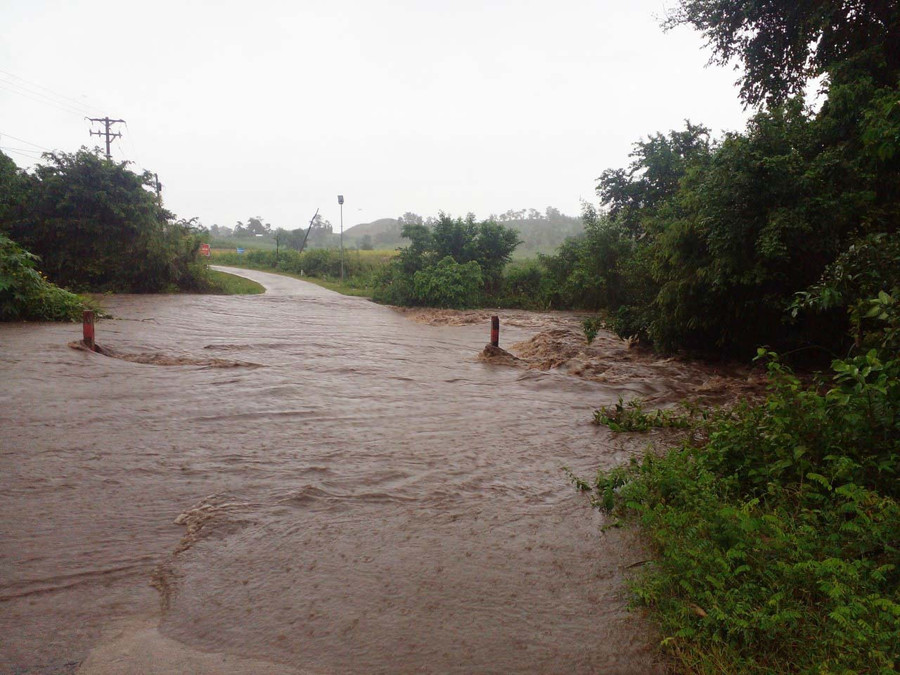 Nước lớn chảy qua ngầm trần tại xã Yang Nam, huyện Kông Chro. Ảnh: Lê Nam